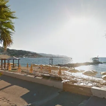 Au Lavandou Avec Terrasse Et Vue - Fr-1-251-237 Apartmán *